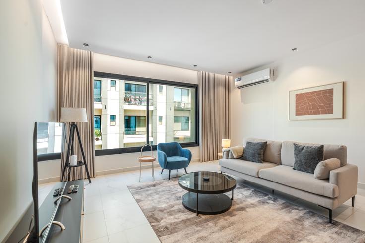 Elegante sala de estar con mobiliario moderno en un apartamento en 4058 Abdul Rahman Al Halawani en Jeddah, Jeddah Elegante sala de estar con mobiliario moderno en un apartamento en 4058 Abdul Rahman Al Halawani en Jeddah, Jeddah