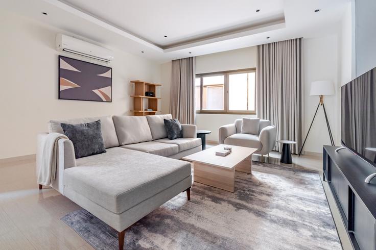 Elegante sala de estar con mobiliario moderno en un apartamento en Yardville building 11 en Riyadh, Riyadh