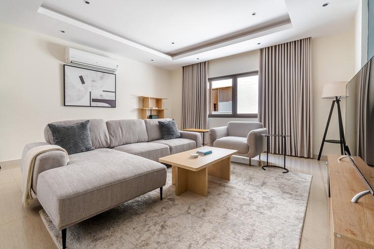 Elegante sala de estar con mobiliario moderno en un apartamento en Yardville building 11 en Riyadh, Riyadh Elegante sala de estar con mobiliario moderno en un apartamento en Yardville building 11 en Riyadh, Riyadh