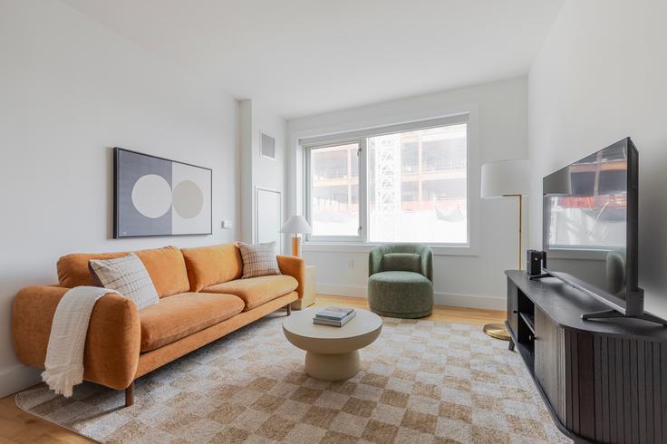 Sala de estar elegantemente projetada com móveis modernos em um apartamento no 241 Atlantic Avenue em Brooklyn, New York