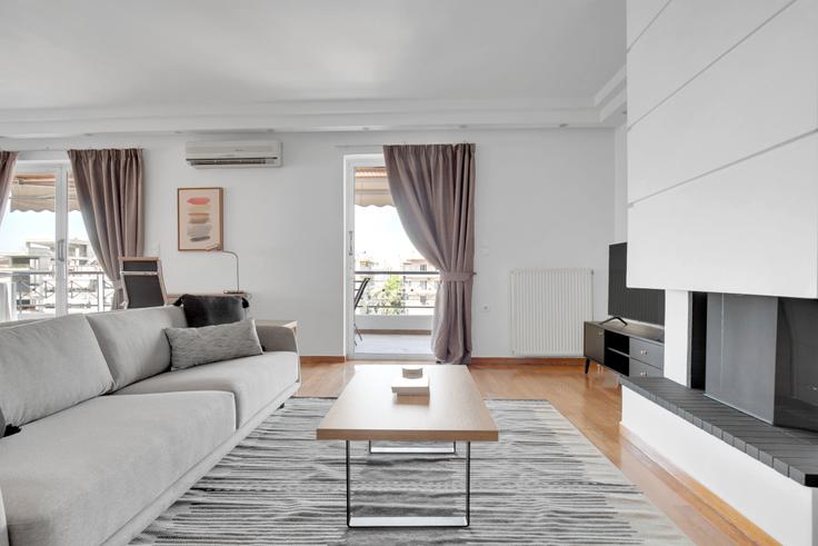 Sala de estar elegantemente projetada com móveis modernos em um apartamento no Napoleontos Zerva I em South Athens, Athens Sala de estar elegantemente projetada com móveis modernos em um apartamento no Napoleontos Zerva I em South Athens, Athens