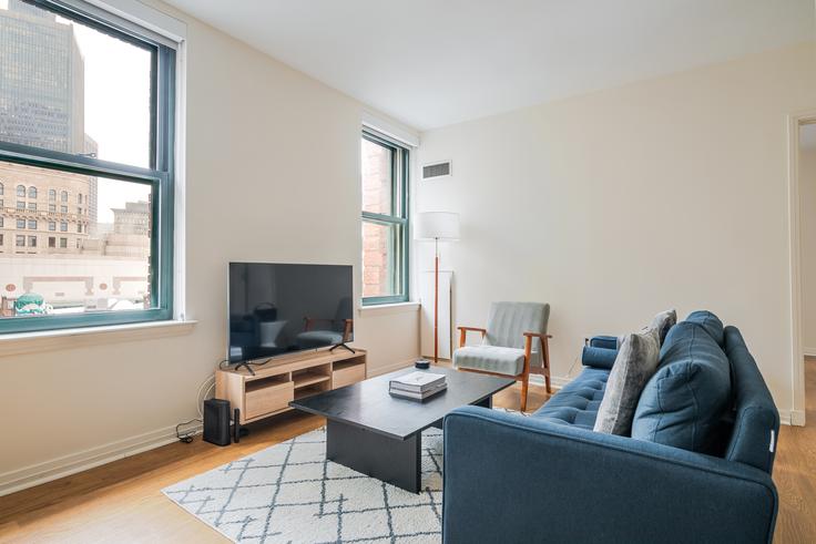 Elegant gestaltetes Wohnzimmer mit moderner Einrichtung in einer Wohnung im One India in Boston, Boston