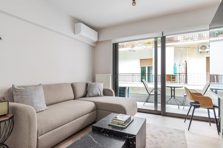 Elegante sala de estar con mobiliario moderno en un apartamento en Athanasias 28 Athens en Central Athens, Athens