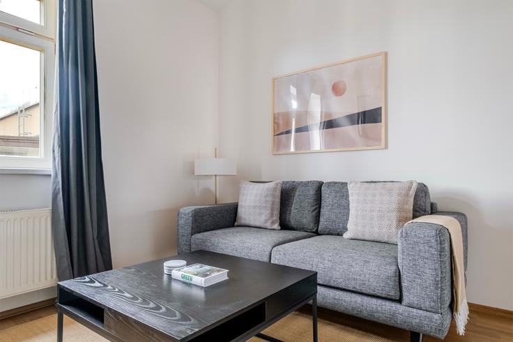 Sala de estar elegantemente projetada com móveis modernos em um apartamento no Kafková 341/12 em Prague 6, Prague