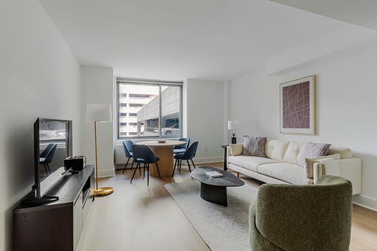 Salle de séjour élégante avec mobilier moderne dans un appartement à Avalon riverview à Queens, New York
