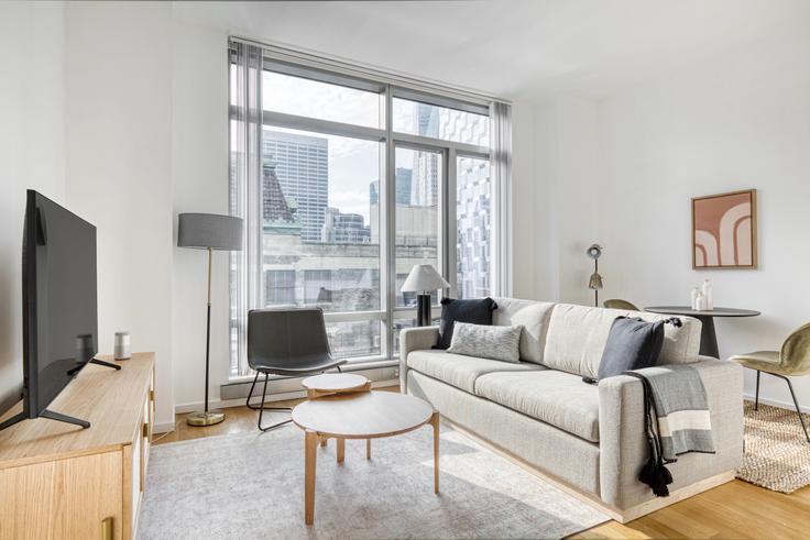 The Centria adresindeki bir dairede modern mobilyalarla zarif bir şekilde tasarlanmış oturma odası Manhattan, New York