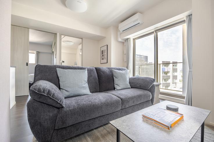 Bunkyo City, Tokyo에 위치한 Live Casa Ochanomizu 유닛의 세련된 인테리어가 돋보이는 거실