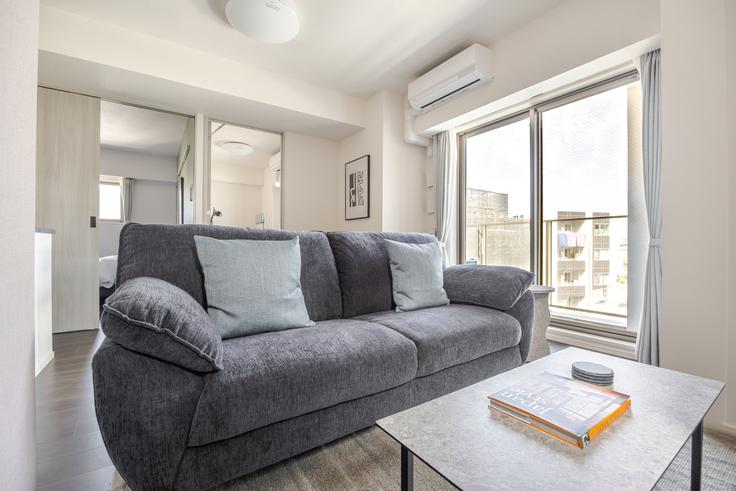 Salle de séjour élégante avec mobilier moderne dans un appartement à Live Casa Ochanomizu à Bunkyo City, Tokyo