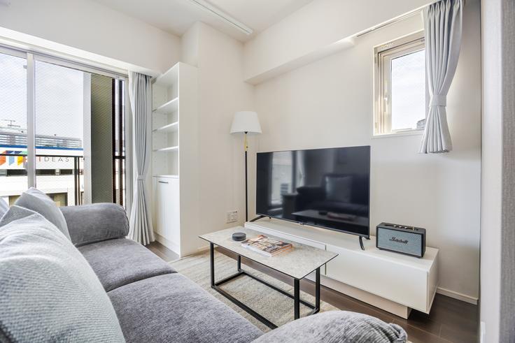 Elegantly designed living room with modern furnishings in an apartment at Live Casa Ochanomizu in Bunkyo City, Tokyo Elegantly designed living room with modern furnishings in an apartment at Live Casa Ochanomizu in Bunkyo City, Tokyo