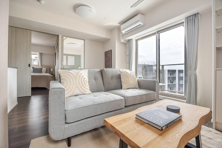 Live Casa Ochanomizu adresindeki bir dairede modern mobilyalarla zarif bir şekilde tasarlanmış oturma odası Bunkyo City, Tokyo