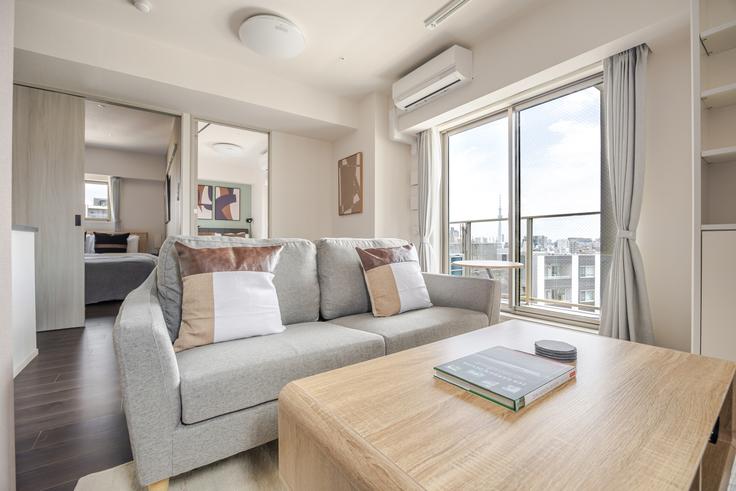 Live Casa Ochanomizu adresindeki bir dairede modern mobilyalarla zarif bir şekilde tasarlanmış oturma odası Bunkyo City, Tokyo