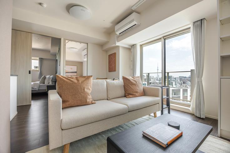 Live Casa Ochanomizu adresindeki bir dairede modern mobilyalarla zarif bir şekilde tasarlanmış oturma odası Bunkyo City, Tokyo