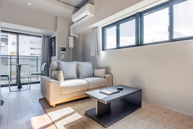 Elegant gestaltetes Wohnzimmer mit moderner Einrichtung in einer Wohnung im Duo Flats Ikejiri-Ohashi in Meguro City, Tokyo