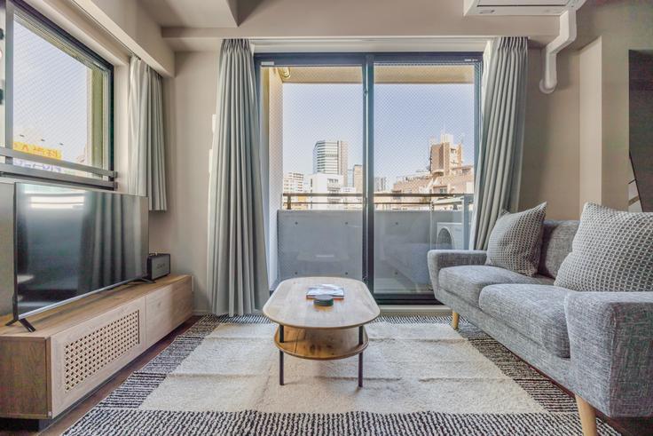 Elegant gestaltetes Wohnzimmer mit moderner Einrichtung in einer Wohnung im Duo Flats Ikejiri-Ohashi in Meguro City, Tokyo