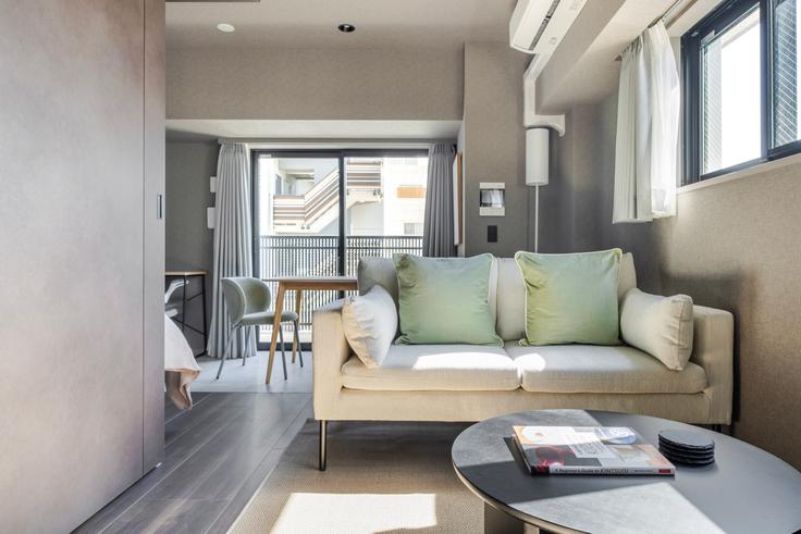 Elegant gestaltetes Wohnzimmer mit moderner Einrichtung in einer Wohnung im Duo Flats Ikejiri-Ohashi in Meguro City, Tokyo