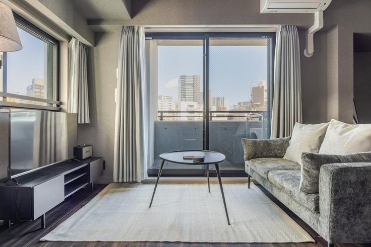 Elegant gestaltetes Wohnzimmer mit moderner Einrichtung in einer Wohnung im Duo Flats Ikejiri-Ohashi in Meguro City, Tokyo