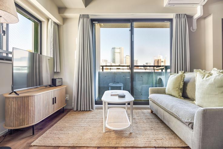 Elegant gestaltetes Wohnzimmer mit moderner Einrichtung in einer Wohnung im Duo Flats Ikejiri-Ohashi in Meguro City, Tokyo