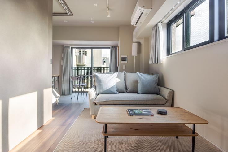 Elegant gestaltetes Wohnzimmer mit moderner Einrichtung in einer Wohnung im Duo Flats Ikejiri-Ohashi in Meguro City, Tokyo