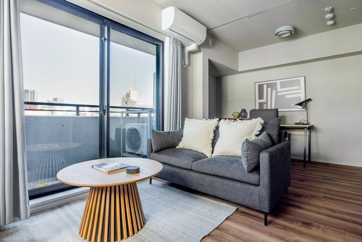 Elegant gestaltetes Wohnzimmer mit moderner Einrichtung in einer Wohnung im Duo Flats Ikejiri-Ohashi in Meguro City, Tokyo