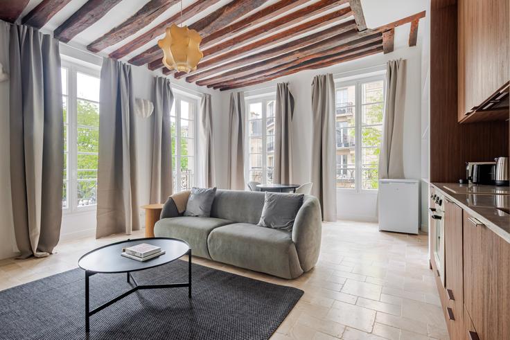 Beauce 18 adresindeki bir dairede modern mobilyalarla zarif bir şekilde tasarlanmış oturma odası 3rd arrondissement, Paris