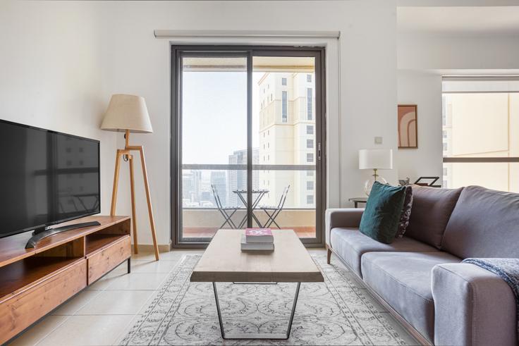 Elegante y minimalista salón de diseño de un apartamento amueblado en Sadaf, Dubai