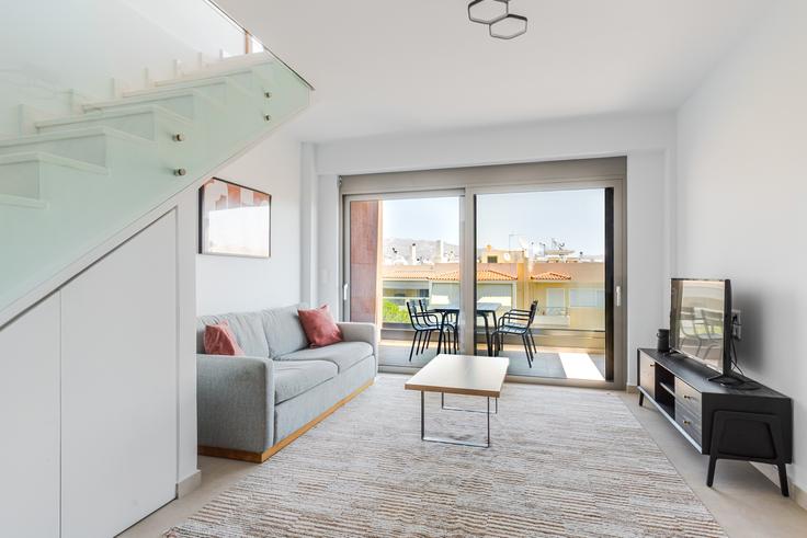 Sala de estar elegantemente projetada com móveis modernos em um apartamento no Patroklou 17, Agia Paraskevi em North Athens, Athens