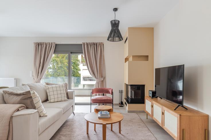 Elegant gestaltetes Wohnzimmer mit moderner Einrichtung in einer Wohnung im Alikarnassou I in South Athens, Athens Elegant gestaltetes Wohnzimmer mit moderner Einrichtung in einer Wohnung im Alikarnassou I in South Athens, Athens