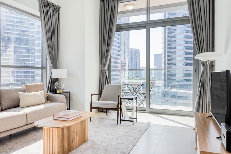 Elegant gestaltetes Wohnzimmer mit moderner Einrichtung in einer Wohnung im Bellevue tower in Downtown Dubai, Dubai Elegant gestaltetes Wohnzimmer mit moderner Einrichtung in einer Wohnung im Bellevue tower in Downtown Dubai, Dubai