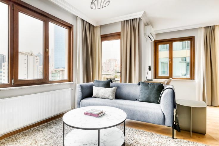 Sala de estar elegantemente projetada com móveis modernos em um apartamento no Zaimoğlu Apartmanı em Beşiktaş, İstanbul