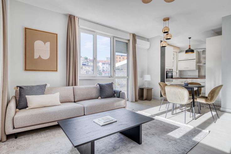 Salle de séjour élégante avec mobilier moderne dans un appartement à Seba Park à İstinye, Istanbul