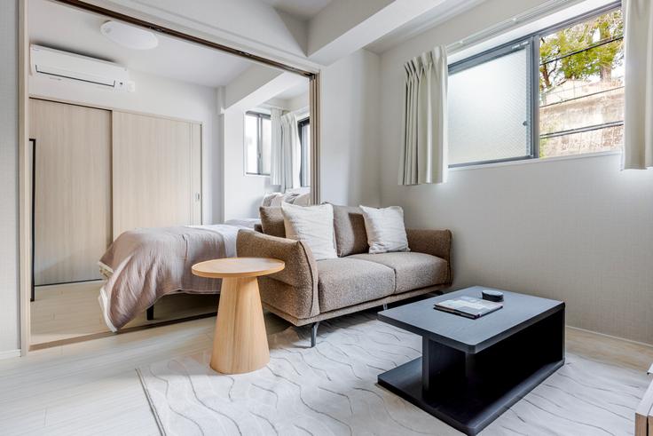 Elegante sala de estar con mobiliario moderno en un apartamento en Pleaneeds Gokokuji PREMIER en Bunkyo City, Tokyo