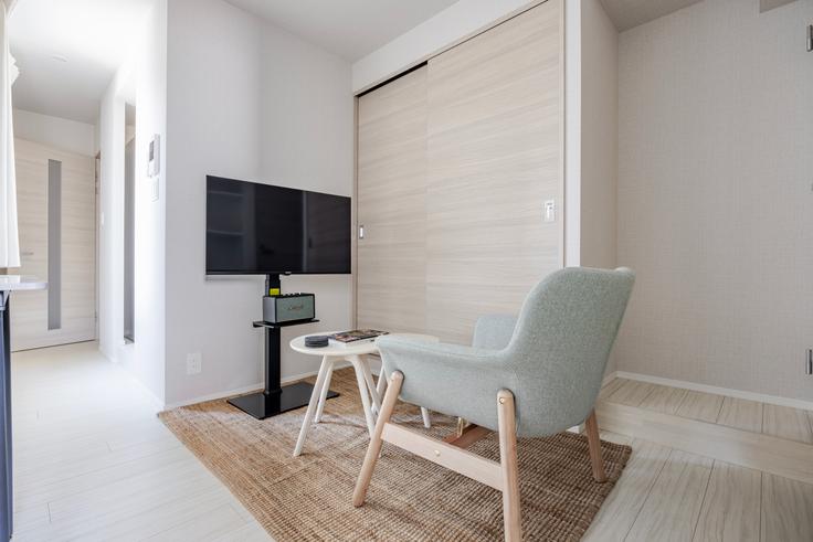 Elegante sala de estar con mobiliario moderno en un apartamento en Pleaneeds Gokokuji PREMIER en Bunkyo City, Tokyo