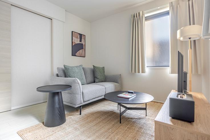 Elegante sala de estar con mobiliario moderno en un apartamento en Pleaneeds Gokokuji PREMIER en Bunkyo City, Tokyo