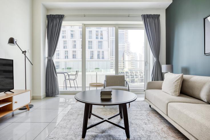 Dubai Marina, Dubai에 위치한 Damac Heights 아파트의 세련된 인테리어가 돋보이는 거실 Dubai Marina, Dubai에 위치한 Damac Heights 아파트의 세련된 인테리어가 돋보이는 거실