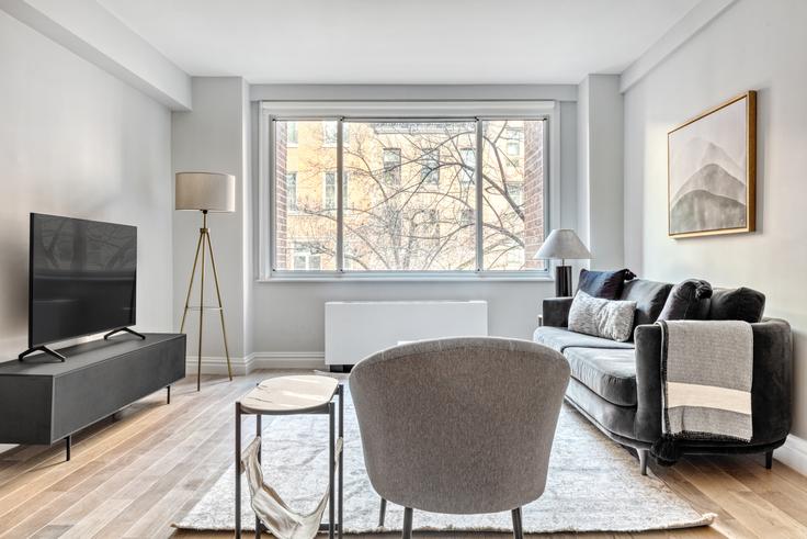 Salle de séjour élégante avec mobilier moderne dans un appartement à Stonehenge 51 à Midtown East, New York