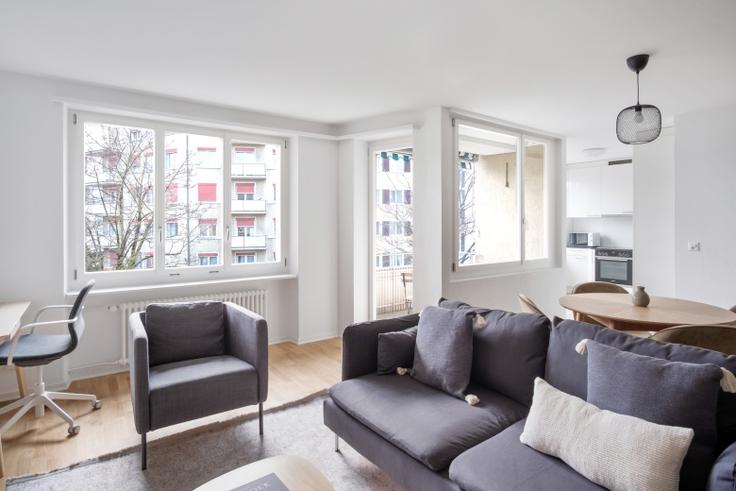 Elegant gestaltetes Wohnzimmer mit moderner Einrichtung in einer Wohnung im Dörflistrasse 112 in District 11, Zurich