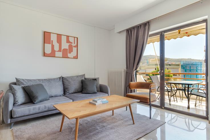 Miltiadou 45 adresindeki bir dairede modern mobilyalarla zarif bir şekilde tasarlanmış oturma odası South Athens, Athens
