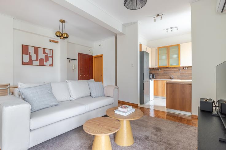 Salle de séjour élégante avec mobilier moderne dans un appartement à Piniou à South Athens, Athens Salle de séjour élégante avec mobilier moderne dans un appartement à Piniou à South Athens, Athens