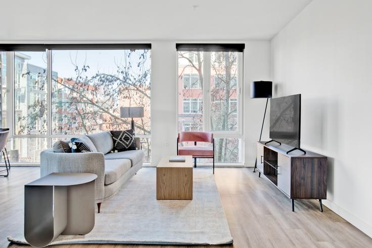 Seattle, Seattle 소재 Ava capitol hill 유닛에 마련된, 현대적인 가구로 꾸며진 우아한 디자인의 거실 Seattle, Seattle 소재 Ava capitol hill 유닛에 마련된, 현대적인 가구로 꾸며진 우아한 디자인의 거실