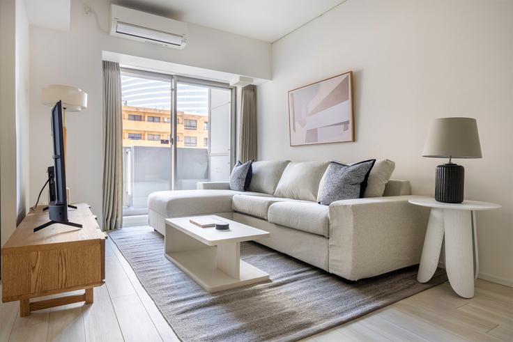 Elegante sala de estar con mobiliario moderno en un apartamento en Frontier Shinjuku Tower en Shinjuku City, Tokyo Elegante sala de estar con mobiliario moderno en un apartamento en Frontier Shinjuku Tower en Shinjuku City, Tokyo