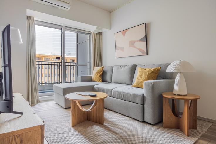 Elegante sala de estar con mobiliario moderno en un apartamento en Frontier Shinjuku Tower en Shinjuku City, Tokyo Elegante sala de estar con mobiliario moderno en un apartamento en Frontier Shinjuku Tower en Shinjuku City, Tokyo