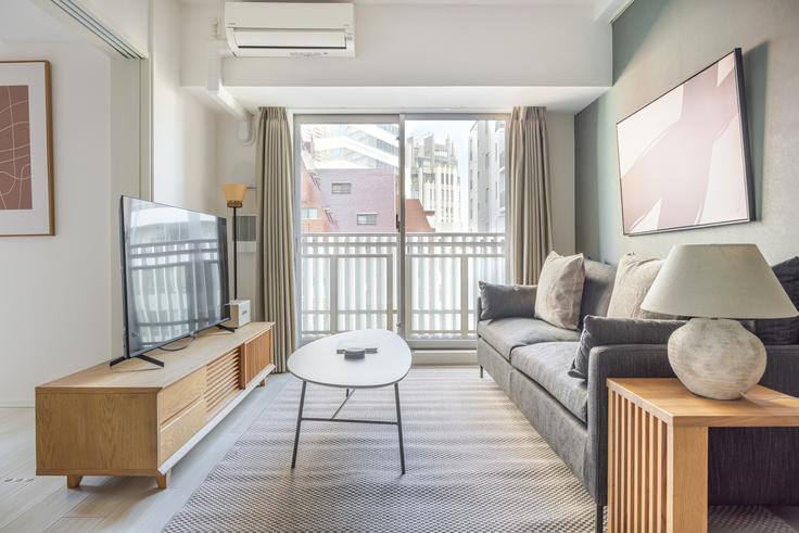 Elegante sala de estar con mobiliario moderno en un apartamento en Frontier Shinjuku Tower en Shinjuku City, Tokyo Elegante sala de estar con mobiliario moderno en un apartamento en Frontier Shinjuku Tower en Shinjuku City, Tokyo