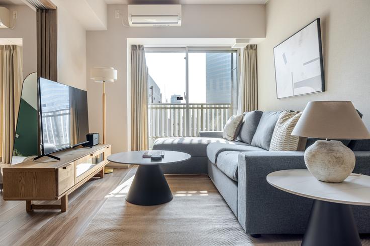 Elegante sala de estar con mobiliario moderno en un apartamento en Frontier Shinjuku Tower en Shinjuku City, Tokyo Elegante sala de estar con mobiliario moderno en un apartamento en Frontier Shinjuku Tower en Shinjuku City, Tokyo