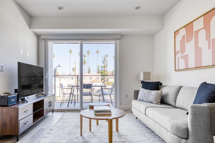 Salle de séjour élégante avec mobilier moderne dans un appartement à 1539 Purdue Ave à Brentwood, Los Angeles