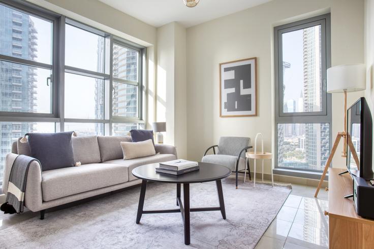 Elegante sala de estar con mobiliario moderno en un apartamento en Standpoint tower en Downtown Dubai, Dubai Elegante sala de estar con mobiliario moderno en un apartamento en Standpoint tower en Downtown Dubai, Dubai