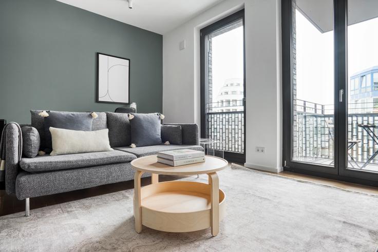 Salle de séjour élégante avec mobilier moderne dans un appartement à Schönegarten à Mitte, Berlin