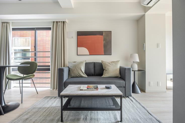 Sala de estar elegantemente projetada com móveis modernos em um apartamento no Eclat Todaimae em Bunkyo City, Tokyo