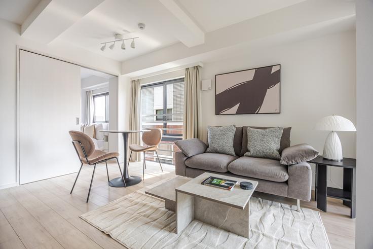 Sala de estar elegantemente projetada com móveis modernos em um apartamento no Eclat Todaimae em Bunkyo City, Tokyo