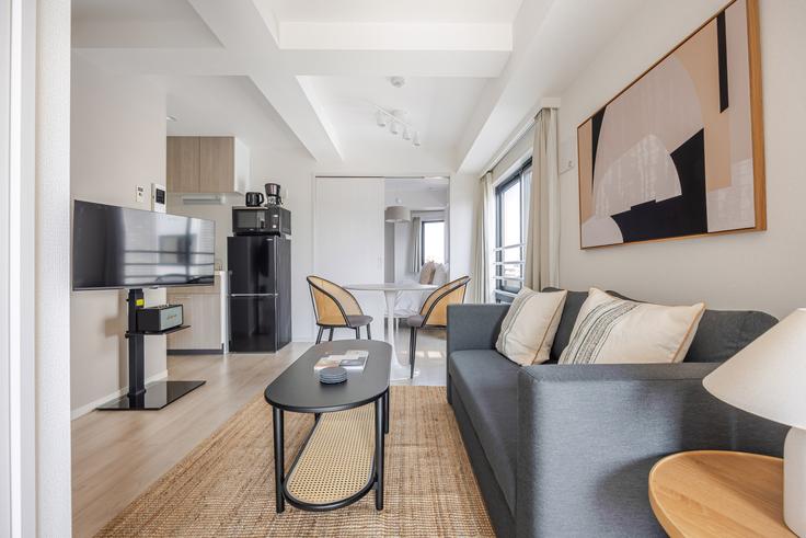 Sala de estar elegantemente projetada com móveis modernos em um apartamento no Eclat Todaimae em Bunkyo City, Tokyo