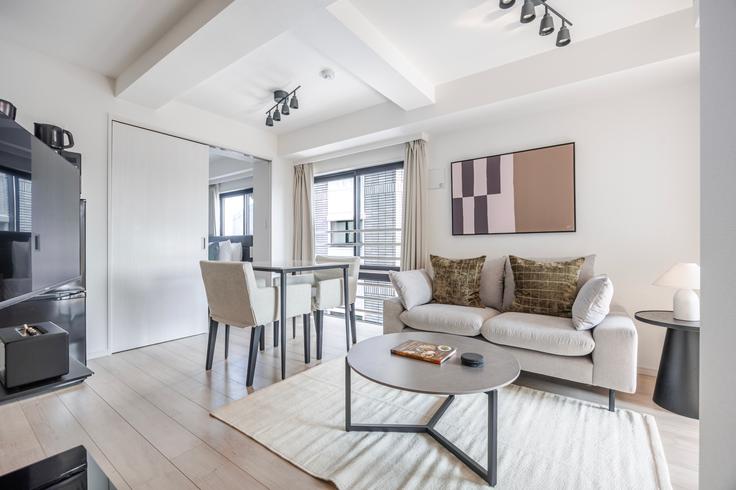 Sala de estar elegantemente projetada com móveis modernos em um apartamento no Eclat Todaimae em Bunkyo City, Tokyo